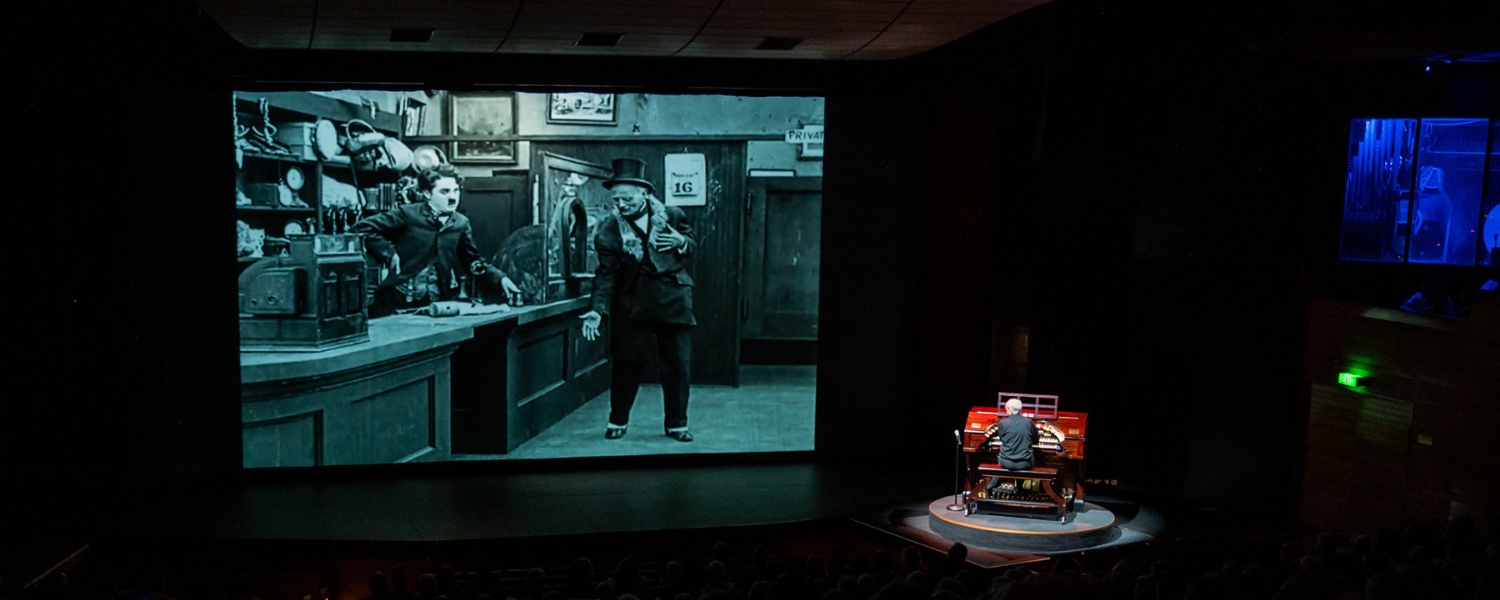 The Mighty Wurlitzer in use during a live cinema performance.